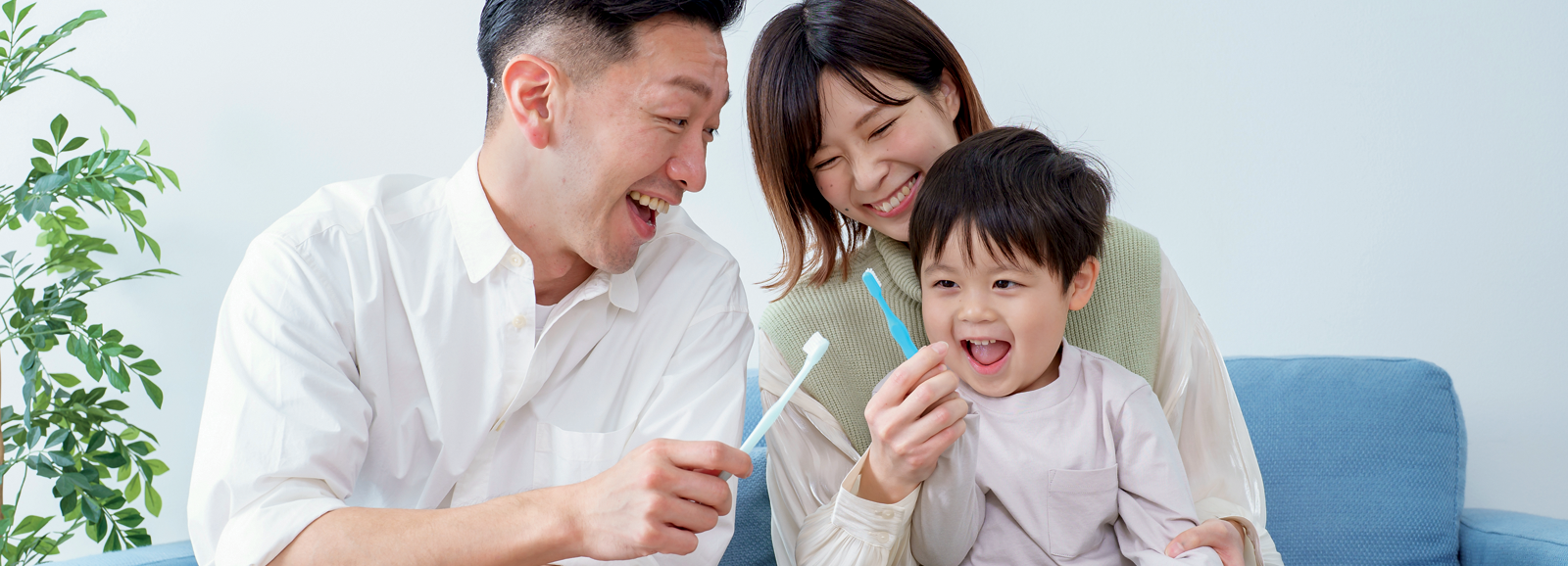 family-with-toothbrushes-1600x578.png