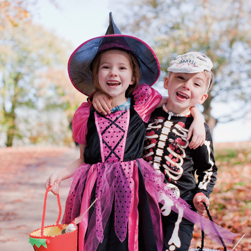 girl-and-boy-in-halloween-costumes-800x800.png