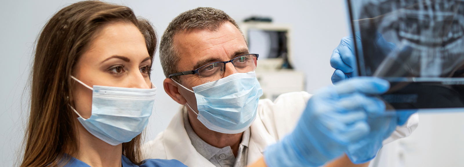 dentist-and-dental-hygenist-1600x578.png