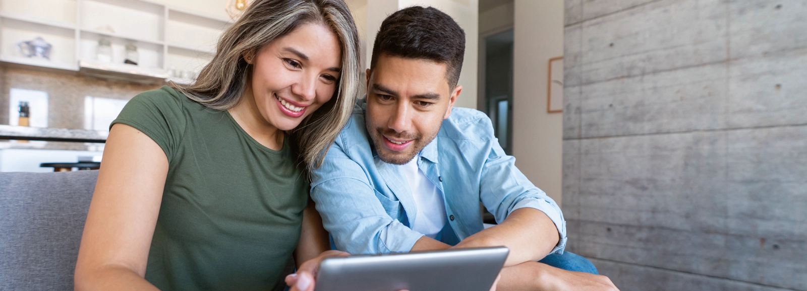 couple-looking-at-tablet-1600x5781.webp