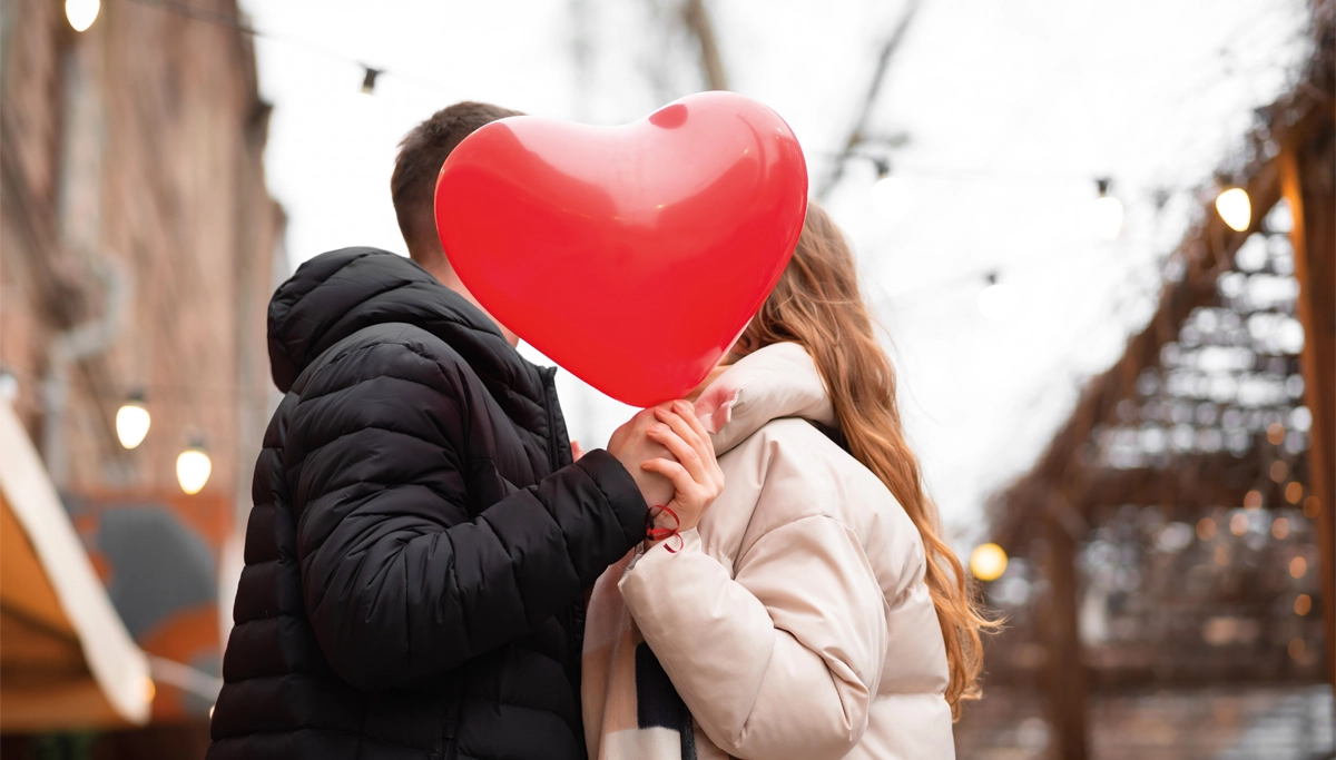 couple-with-heart-shaped-balloon-1200x683.webp