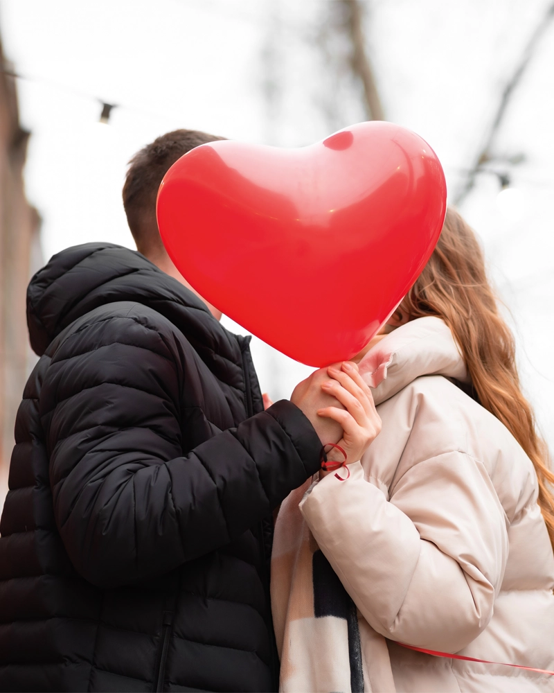 couple-with-heart-shaped-balloon-800x10001.webp