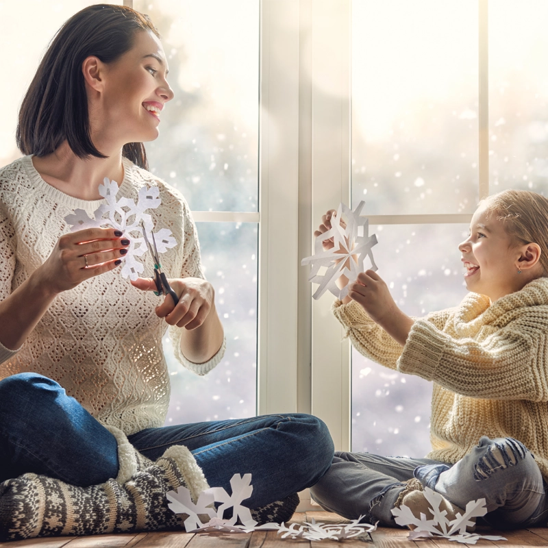 mom-daughter-making-snowflakes-800x8001.webp